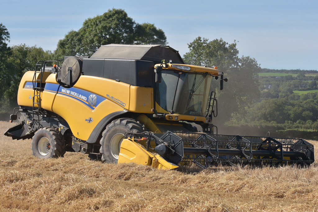 New Holland CX8070 Combine Harvester cutting Spring Barley