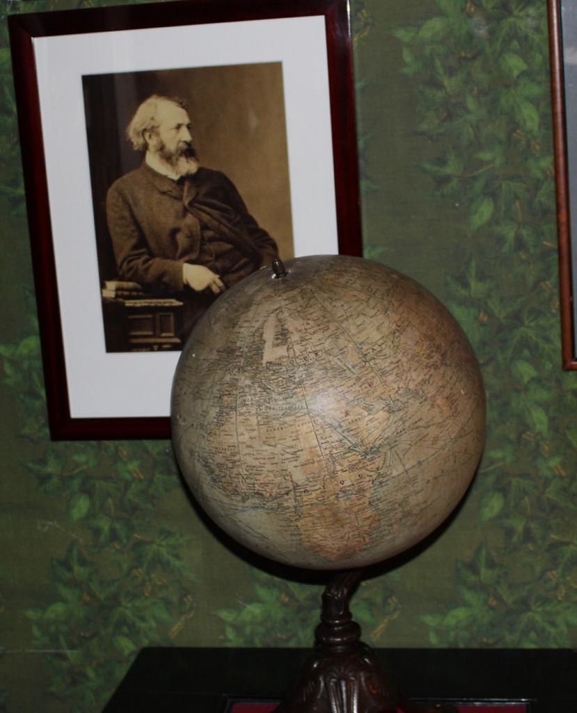 Julio Verne y su globo terráqueo