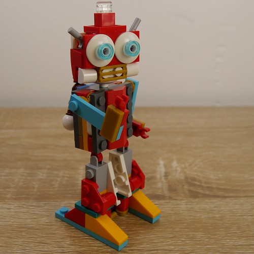 Robot MOC (LEGO Advent 2023 Day 11)