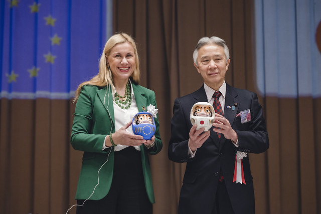 EU Commissioner for Energy, Kadri Simson, and Japan's Minister for Education, Culture, Sports, Science and Technology, Masahito Moriyama, with daruma dolls. Copyright: F4E/QST
