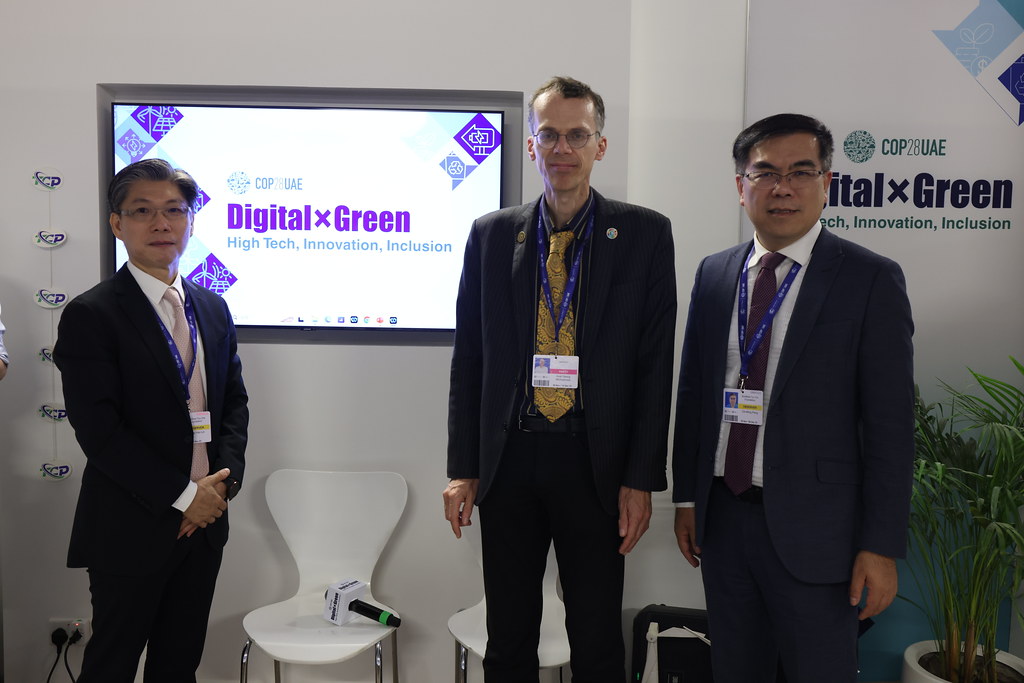 台灣氣候聯盟於COP28舉辦的「Digital x Green」公正能源轉型周邊會議，邀請風睿能源、觀點氣候組織研究總監麥可洛瓦（Axel Michaelowa）對談。圖片來源：SRE提供