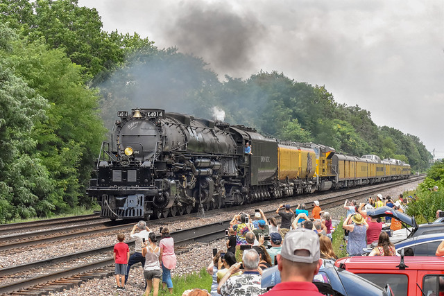 A crowd greets the Union Pacific Big Boy at Glen Ellyn, Illinois.