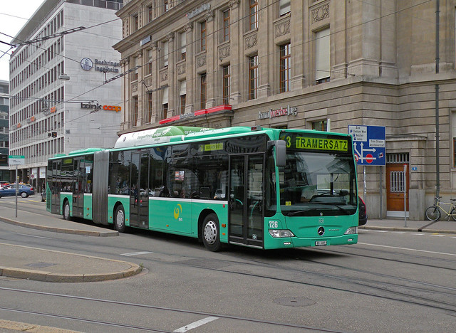 Mercedes Citaro 726, auf der Tramersatz Linie 3, verlässt am 18.09.2012 die Haltestelle am Aeschenplatz.