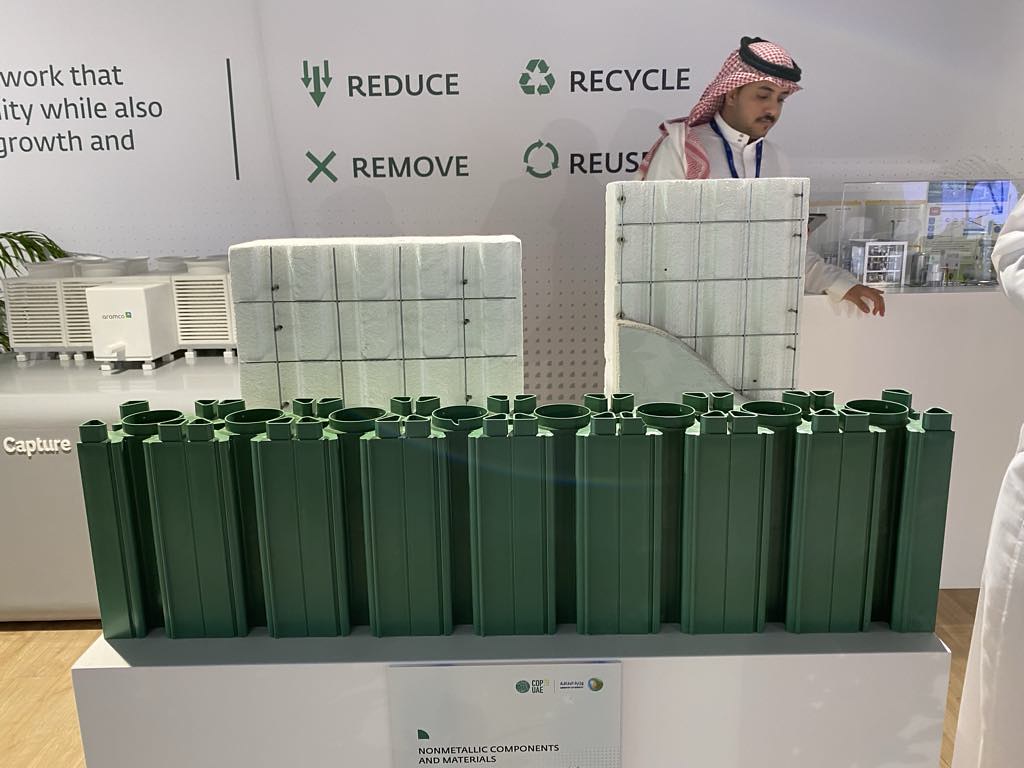 沙烏地阿拉伯館展示以回收的發泡聚苯乙烯（EPS）作為建材，減少鋼筋水泥的使用。攝影：李倫