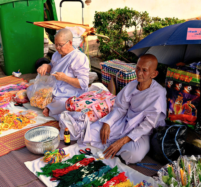 Buddhist nuns, That Luang, Vientiane