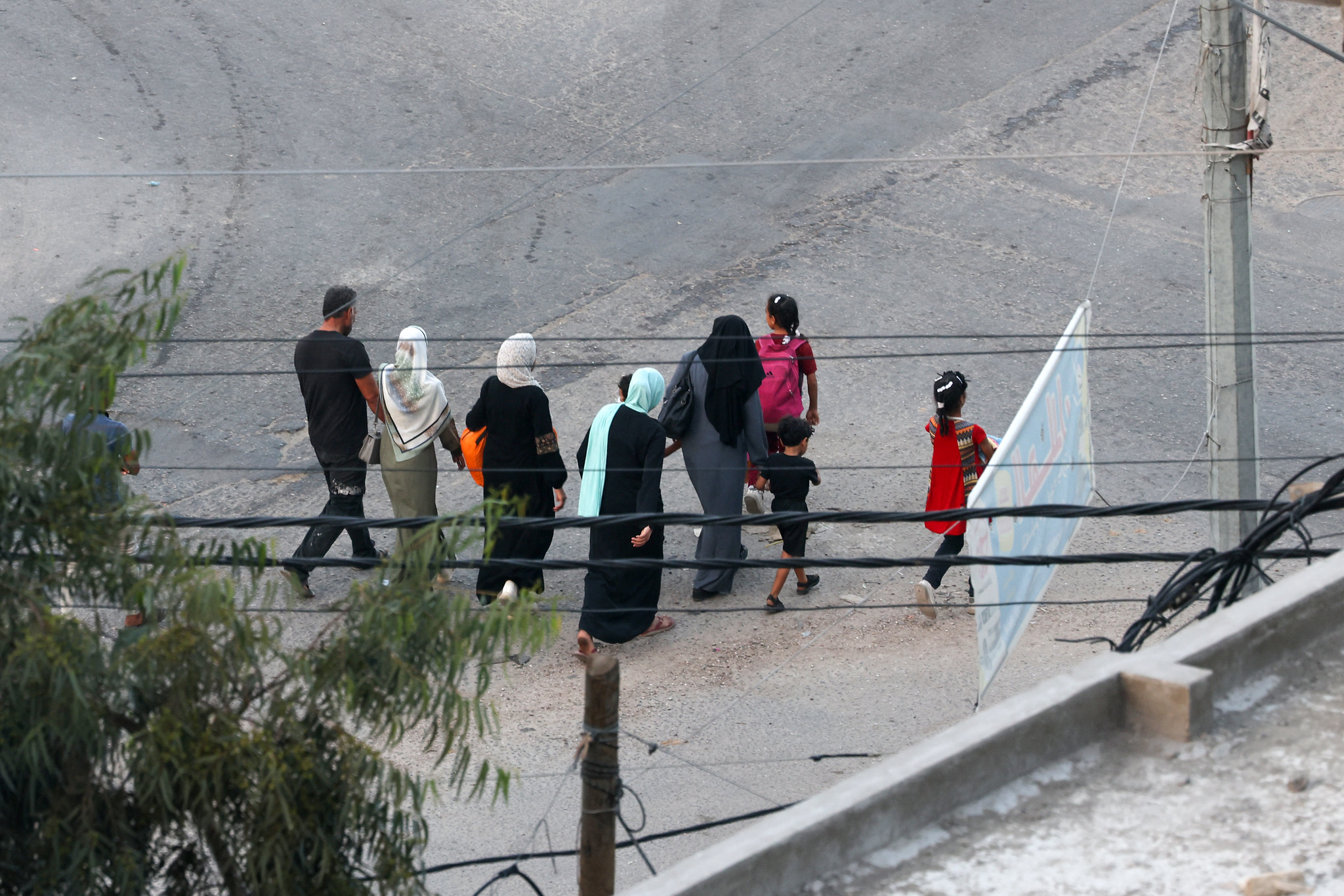 在以色列空襲下被迫逃離家園的巴勒斯坦人。（照片：Mohammed Abed/AFP）