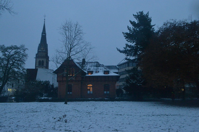 Christuskirche, Gärtnerhaus und Stadtgarten im Schnee (145FJAKA_9804)