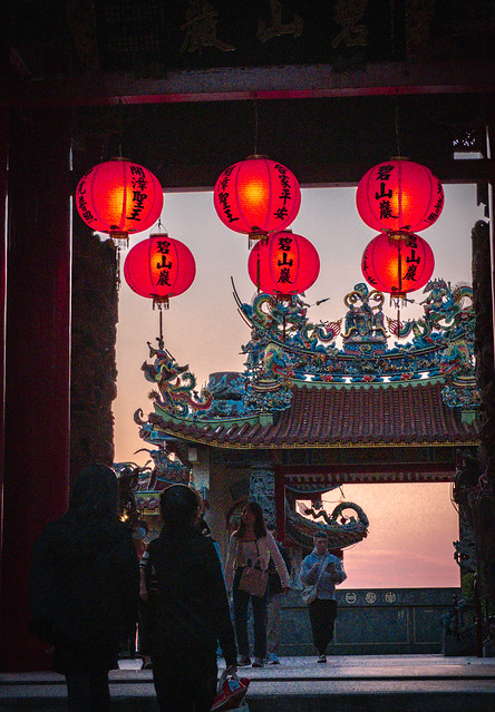 Red lanterns and the temple