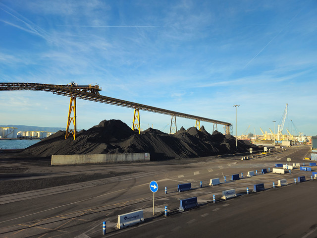 Pilas de carbón en el port de Tarragona