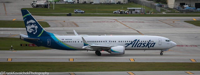 Alaska 737 at FLL