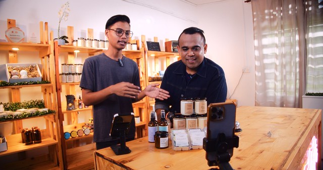 Mohd Zaid Othman (right) founder of Lampu Cherita with his brother Mohamad Hakimi talking about their business journey in the Shopee Rai Lokal documentary