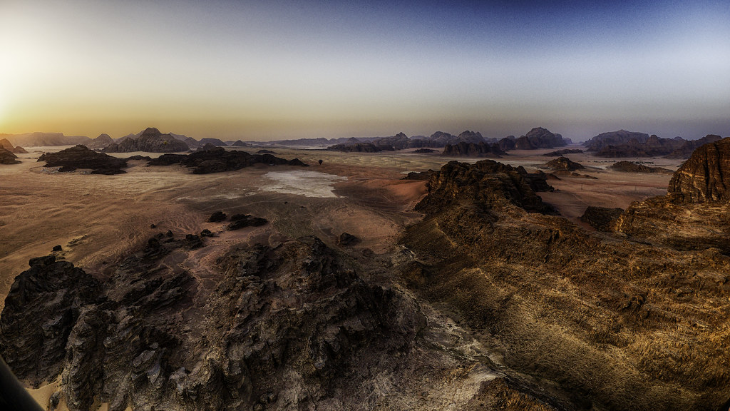 En ballon au dessus du desert du Wadi Rum