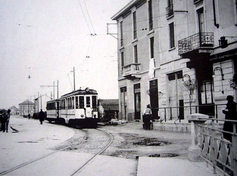 Niguarda - Via Luigi Ornato all’altezza di via Riccardo Bauer, 1920 sulla destra la balaustra del ponte sul Seveso