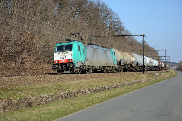 HLE 2838 + freight train, Diest (Molenstede), 13/03/2015