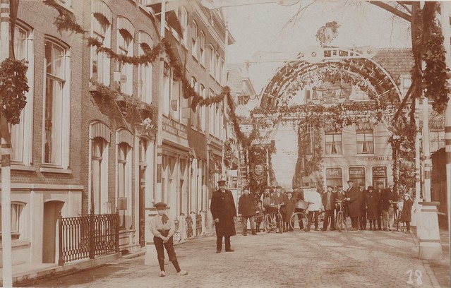 Fotokaart - Feest 1814-1914, ereboog op het Eind (Uitg. Mogelijk Tukker, nummer 18) , Cafe Hollandia (P. Schouten), D. Christen