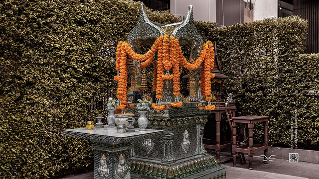 Small shrine (San Phra Phum) on the streets of Bangkok, Thailand, 15, 11-2022, (Vlad Meytin, vladsm.com)