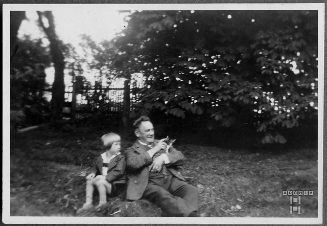ArchivTappen40(4N)Album3E252 Vater, Sohn, Katze, München Untermenzing, 1930er