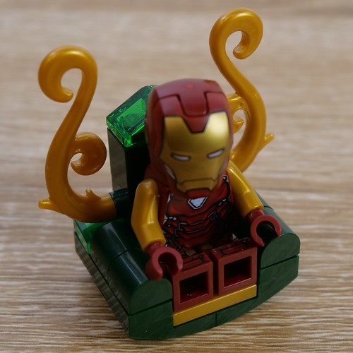 Throne with Iron Man (LEGO Marvel Advent 2023 Day 16)