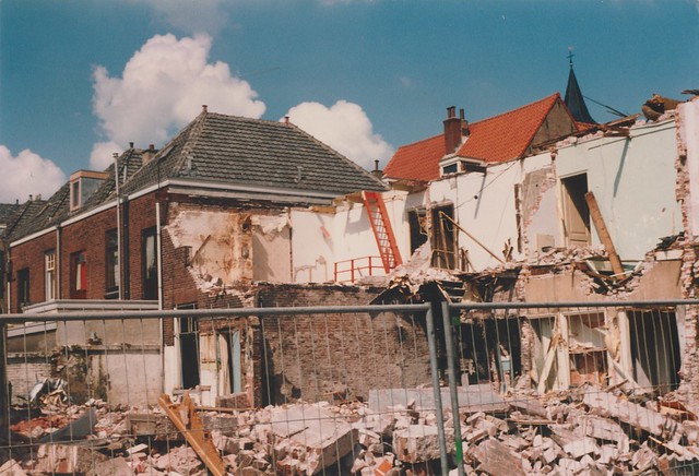 Foto - Nieuwstad 36, achtergevel gesloopt, zoldertrap overloop zichtbaar 17-07-1991