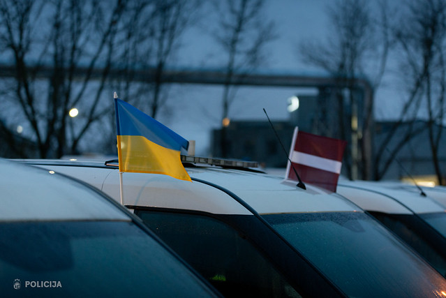 Uz Ukrainu dodas Valsts policijas ziedoto transportlīdzekļu konvojs