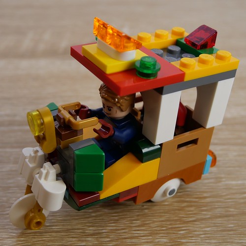 Tuk-Tuk MOC, Driver (LEGO Advent 2023 Day 18)