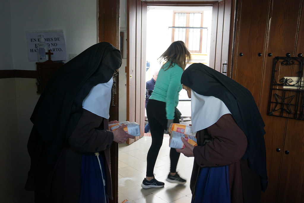 Las Hermanas de la Cruz reciben una nueva donación de azúcar de la empresa Azucarera