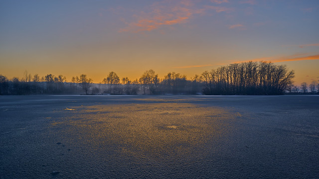 Zugefrohren - frozen lake