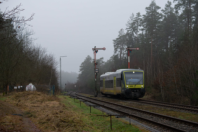 Agilis VT 650 bei der Durchfahrt durch den Bahnhof Parkstein Hütten