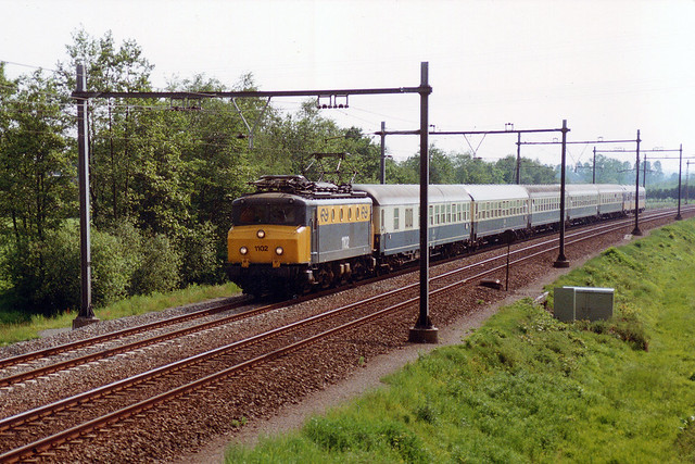 Loc 1102 met Internationale trein 2247, nabij Apeldoorn. Mei 1990