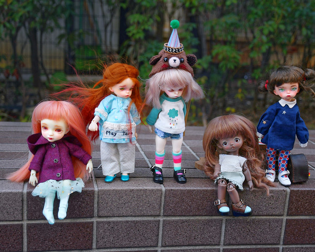 Brave tiny dolls withstand the wind