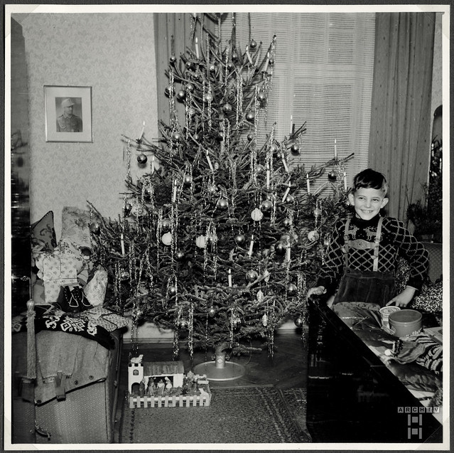 ArchivTappen40(4N)Album(1C)109 Porträt, Junge, Weihnachtsfreude, Bescherung, München, 1950er