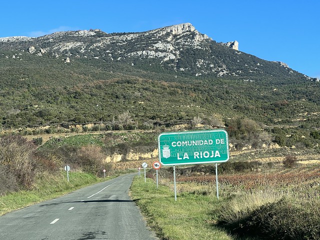Carretera que atraviesa el flanco norte de La Sonsierra en La Rioja