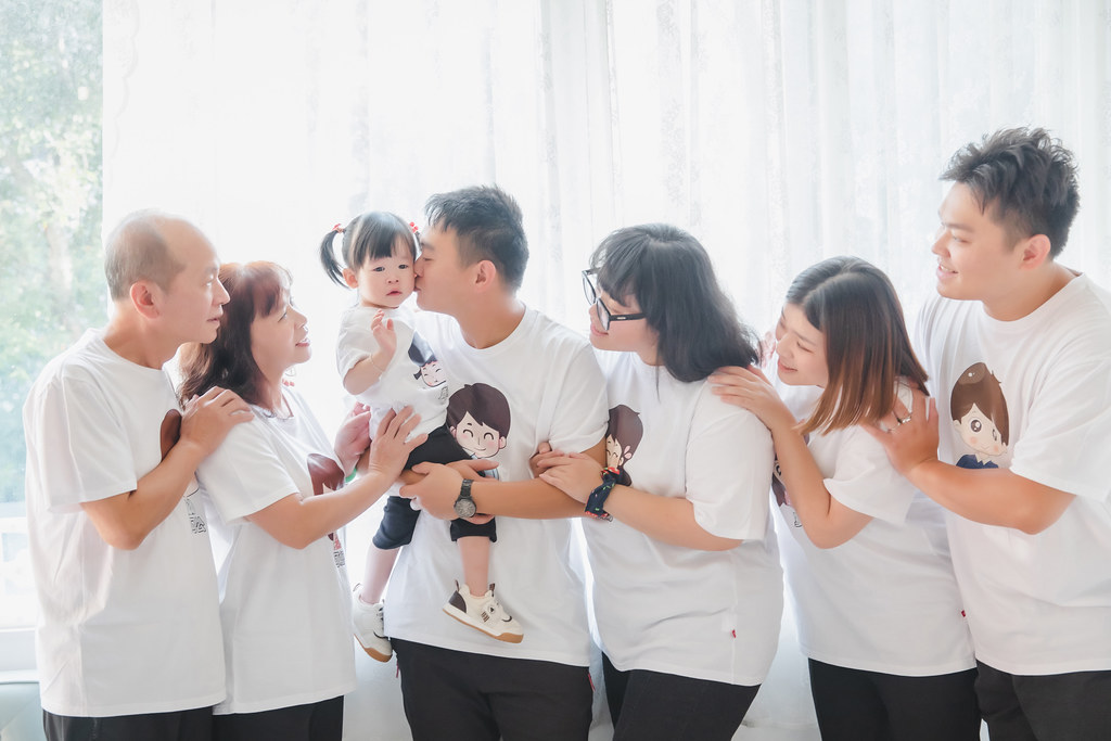 [親子寫真] 潘佳音 全家福拍攝@迪司陽光攝影棚-最專業的團隊完成全家福照，拍出有溫度的照片! #