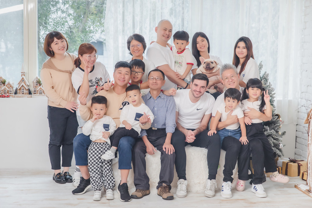 [親子寫真] 李瓊薇 全家福拍攝@迪司陽光攝影棚-最專業的團隊完成全家福照，拍出有溫度的照片! #