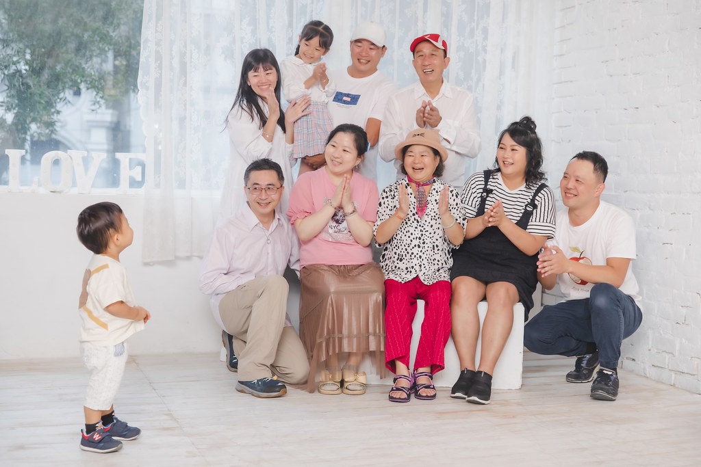 [親子寫真] 廖雅琴 全家福拍攝@迪司陽光攝影棚-最專業的團隊完成全家福照，拍出有溫度的照片! #