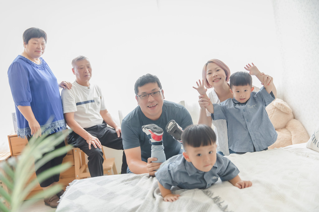 [親子寫真] 莊樹欣 全家福拍攝@迪司陽光攝影棚-最專業的團隊完成全家福照，拍出有溫度的照片! #親子寫真