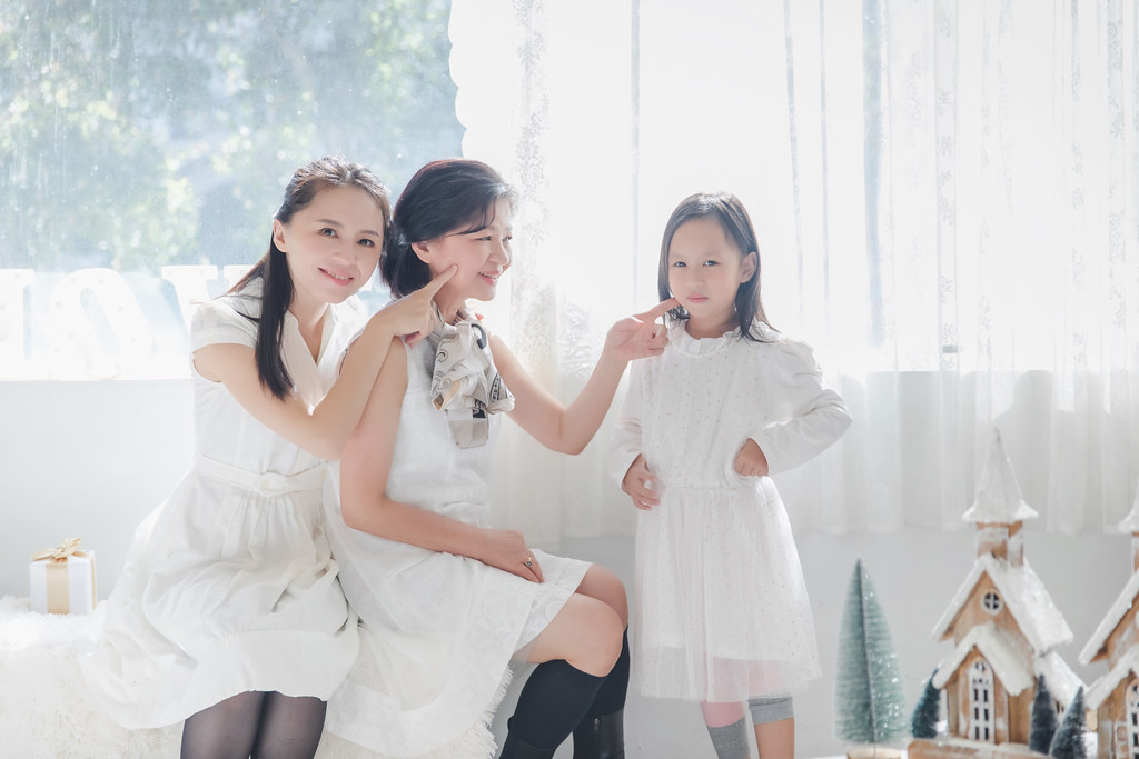[親子寫真] 葉蓉樺 全家福拍攝@迪司陽光攝影棚-最專業的團隊完成全家福照，拍出有溫度的照片! #孕婦寫真
