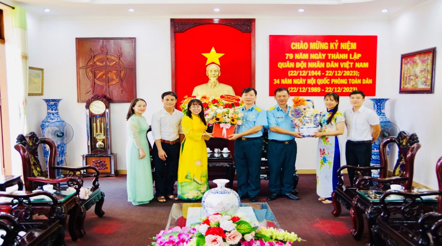 Trường THCS Võ Thị Sáu thăm hỏi, chúc mừng các đơn vị quân đội nhân kỷ niệm  79 năm Ngày thành lập Quân đội nhân dân Việt Nam 22/12/2023