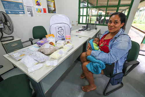 24/12/2023 - Programa Bolsa Maternidade entrega mais de 6 mil enxovais para mães do DF