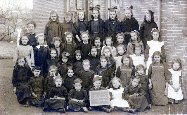 Renkum Nieuweweg RK Zustersschool met moeder Marie Hoedemakers Foto ca 1917 Collectie Walter van Zwaay