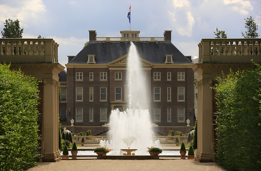 Het Loo Palace from the garden. Image credit Hans A. Rosbach
