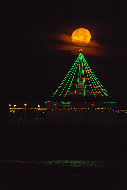 Full Cold Christmas Moonset at Manhattan Beach Pier