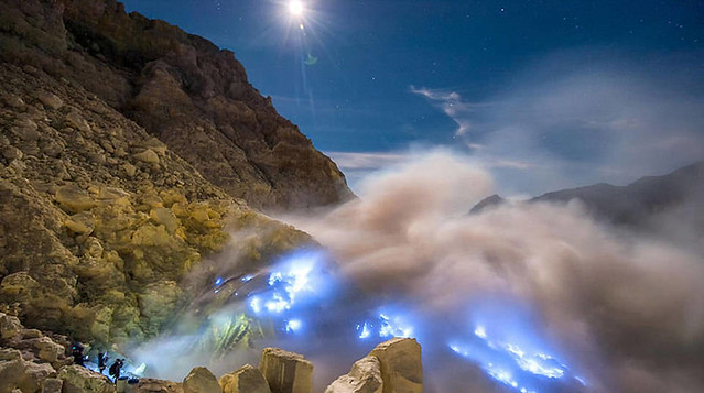 The-Stunning-Blue-Flame-in-the-Crater-of-Mount-Ijen-960x536