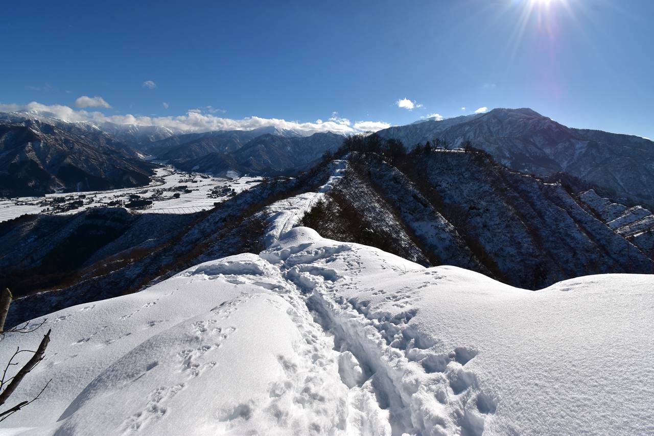 【新潟】冬の坂戸山 大城、小城へ続く雪の稜線