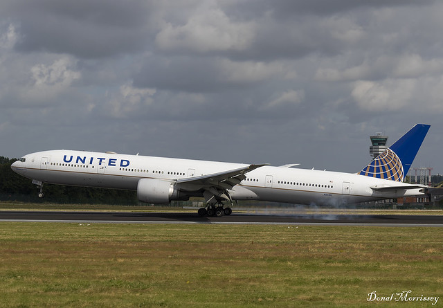 United Airlines 777-300(ER) N2331U