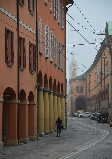 Inverno in città. Bologna, via Santo Stefano: a destra il portico del Baraccano e il campanile della chiesa di San Giuliano