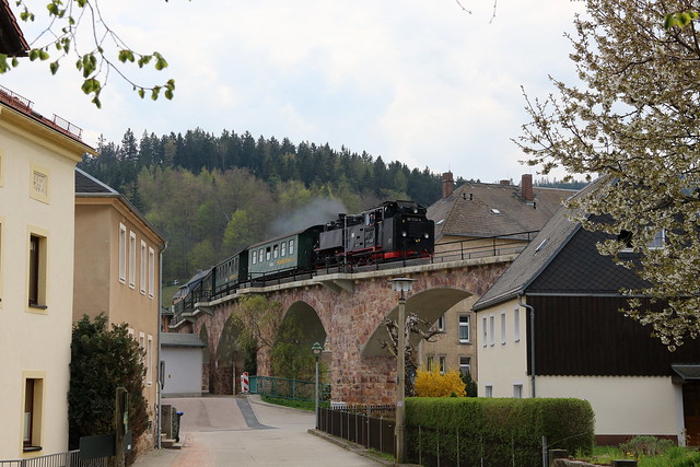 2022-05-03; 0089. SDG 99 1734-5 met trein P 5003. Lutherplatz, Schmiedeberg, Dippoldiswalde.