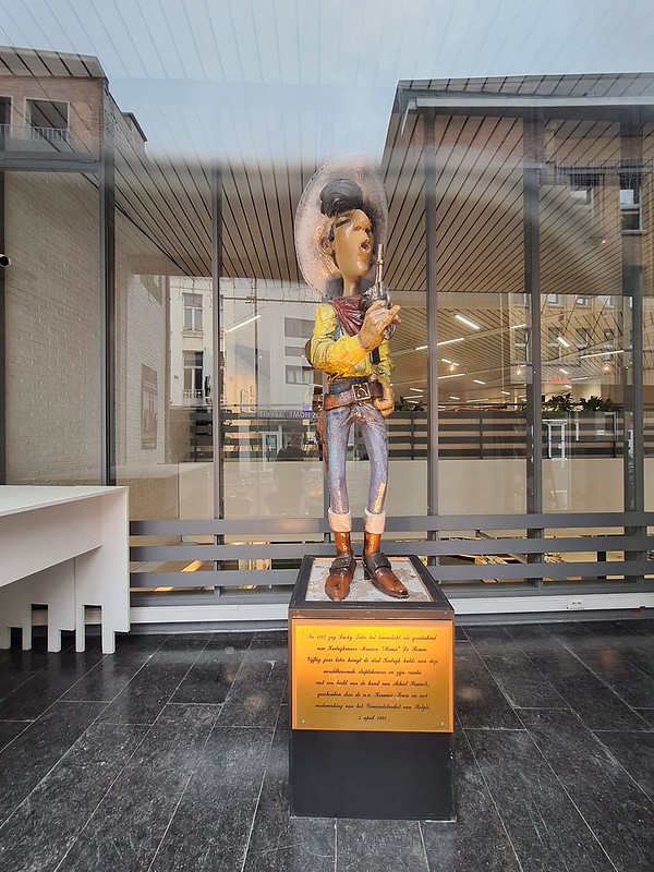 Figura de Lucky Luke en la biblioteca central de Cortrique