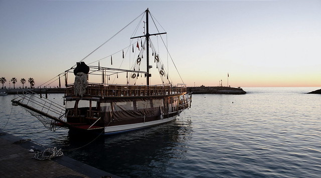 Tuoristenbarkasse im Hafen von Side Antalya /Türkei)