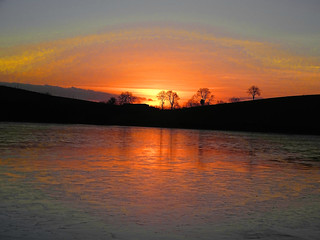 IN EXPLORE 28. DEC 2023 KERNAN LAKE GILFORD CO  DOWN  NORTHERN IRELAND FROZEN OVER AT A RED SUNSET